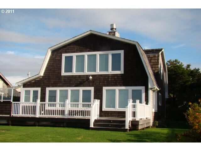 Property Photo:  103 6th St  OR 97138 