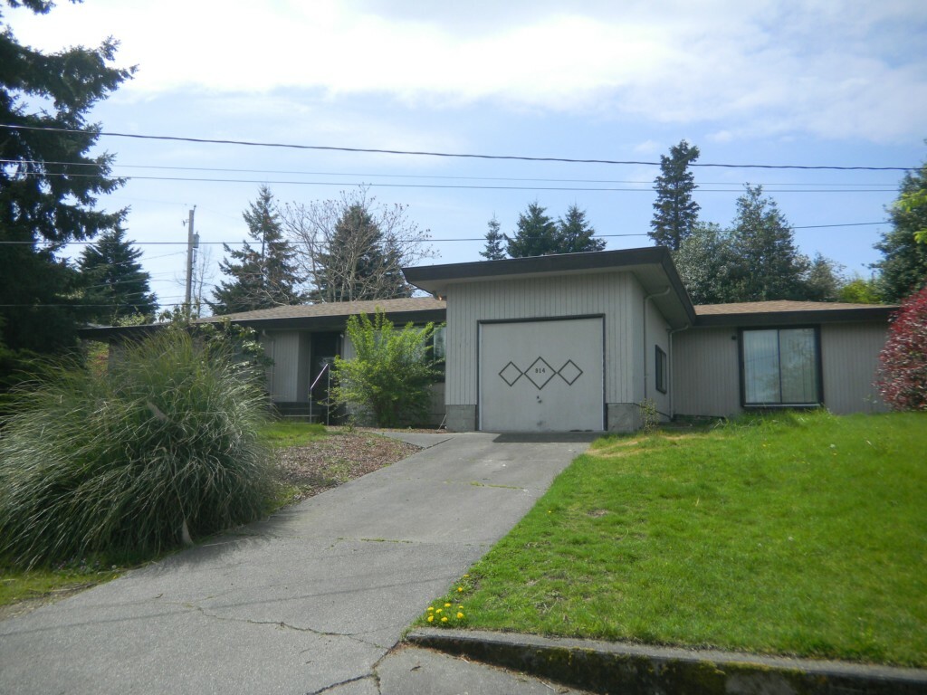 Property Photo: 914 S 206th St WA 98198