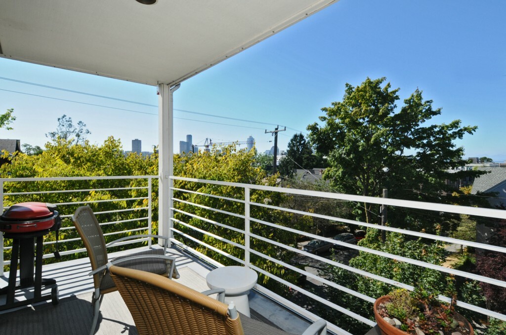 Property Photo:  1100 E Harrison St 301  WA 98102 