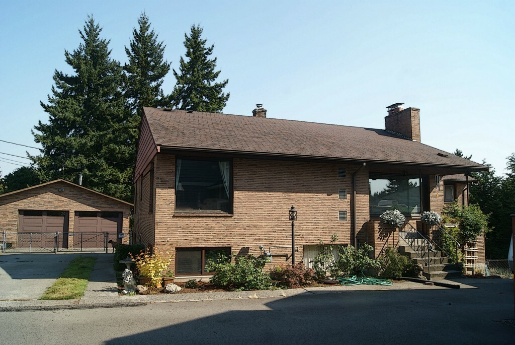 Property Photo: 2119 N 115th WA 98133