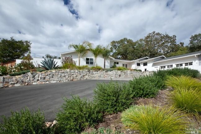 Property Photo:  