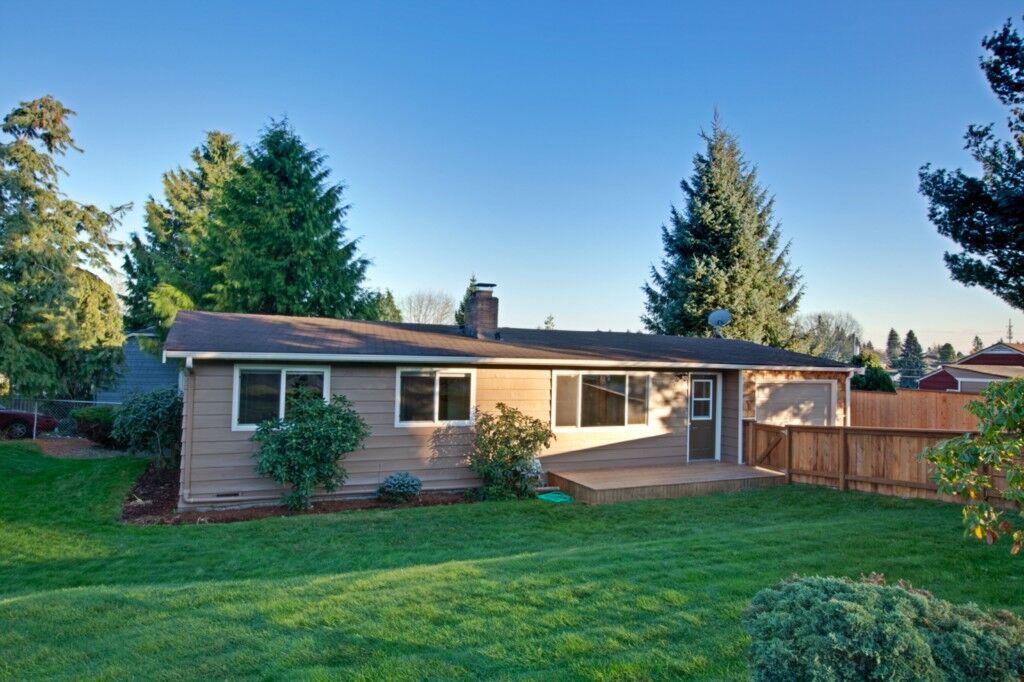 Property Photo:  1601 Pine St  WA 98201 