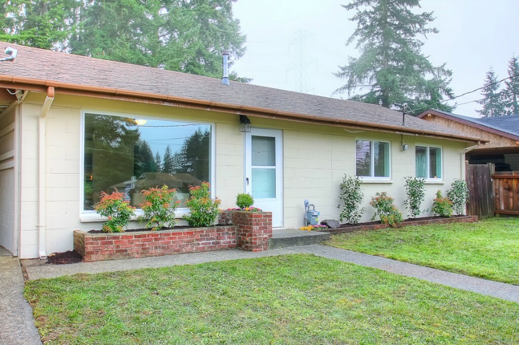 Property Photo:  770 Redmond Ave NE  WA 98056 