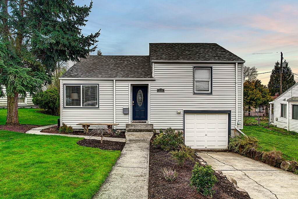 Property Photo:  2137 S Pearl St  WA 98108 