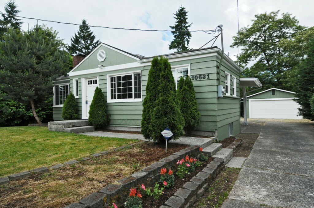 Property Photo:  10631 8th Ave SW  WA 98146 