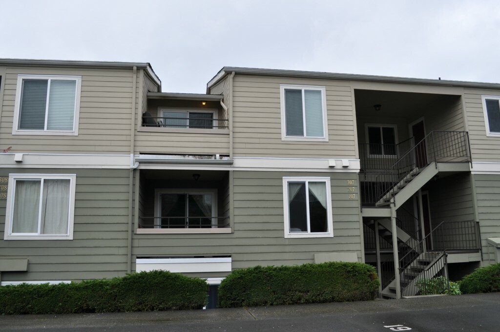 Property Photo:  3233 NE 12th St 207  WA 98056 