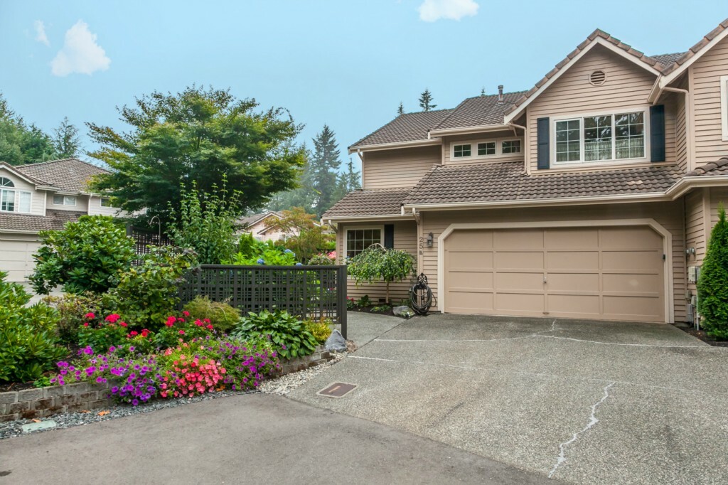 Property Photo:  2000 Village Green Dr 25  WA 98012 