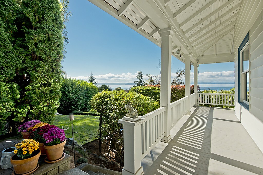 Property Photo:  4004 58th Place SW  WA 98116 