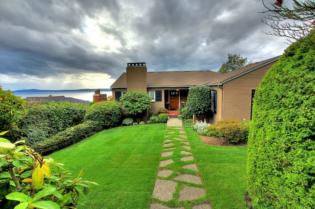 Property Photo:  2627 Magnolia Lane W  WA 98199 