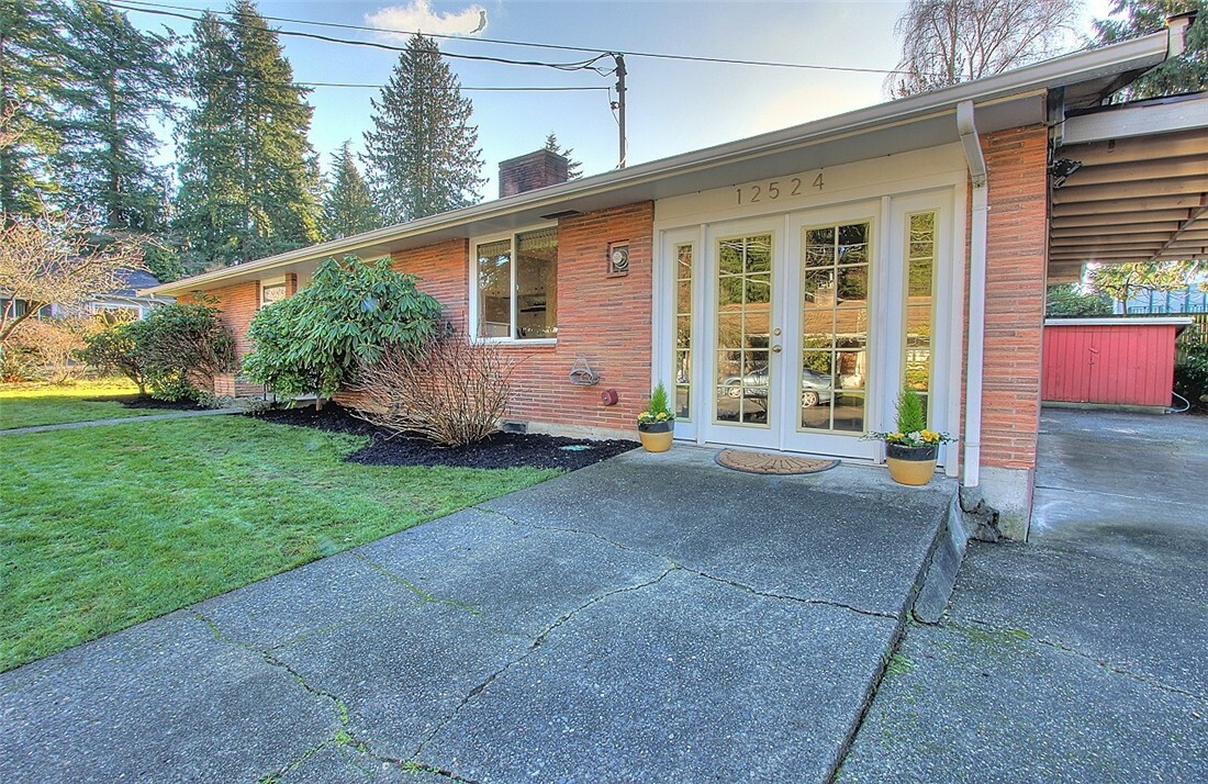 Property Photo:  12524 Densmore Ave N  WA 98133 