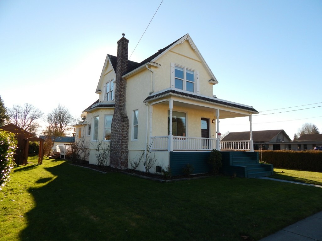 Property Photo:  321 W 3rd St  WA 98295 