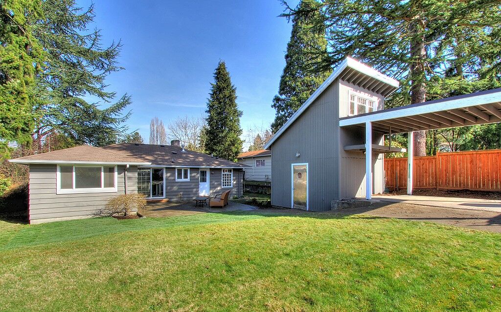 Property Photo:  551 17th Avenue W  WA 98033 