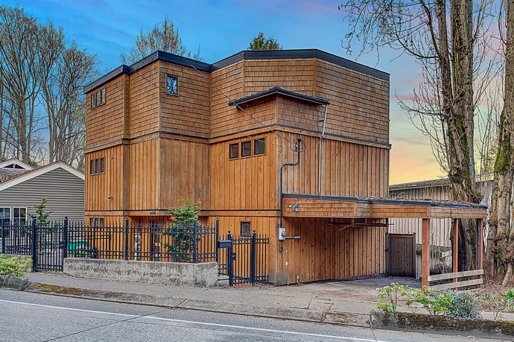 Property Photo:  2408 Delmar Drive E  WA 98102 