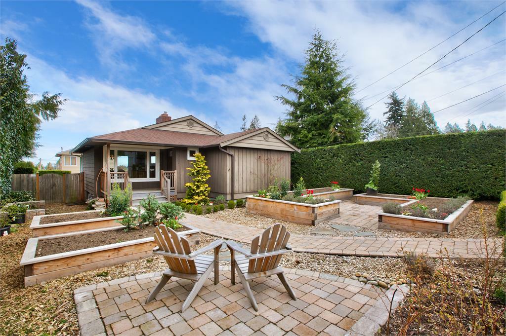 Property Photo:  947 Walnut St  WA 98020 