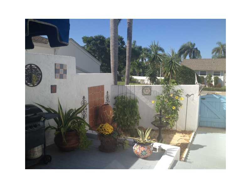 Property Photo:  823 Waterside Lane  FL 34209 