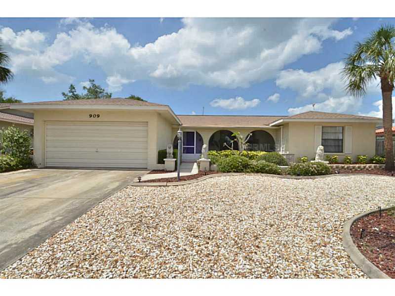 Property Photo:  909 Birdie Way  FL 33572 