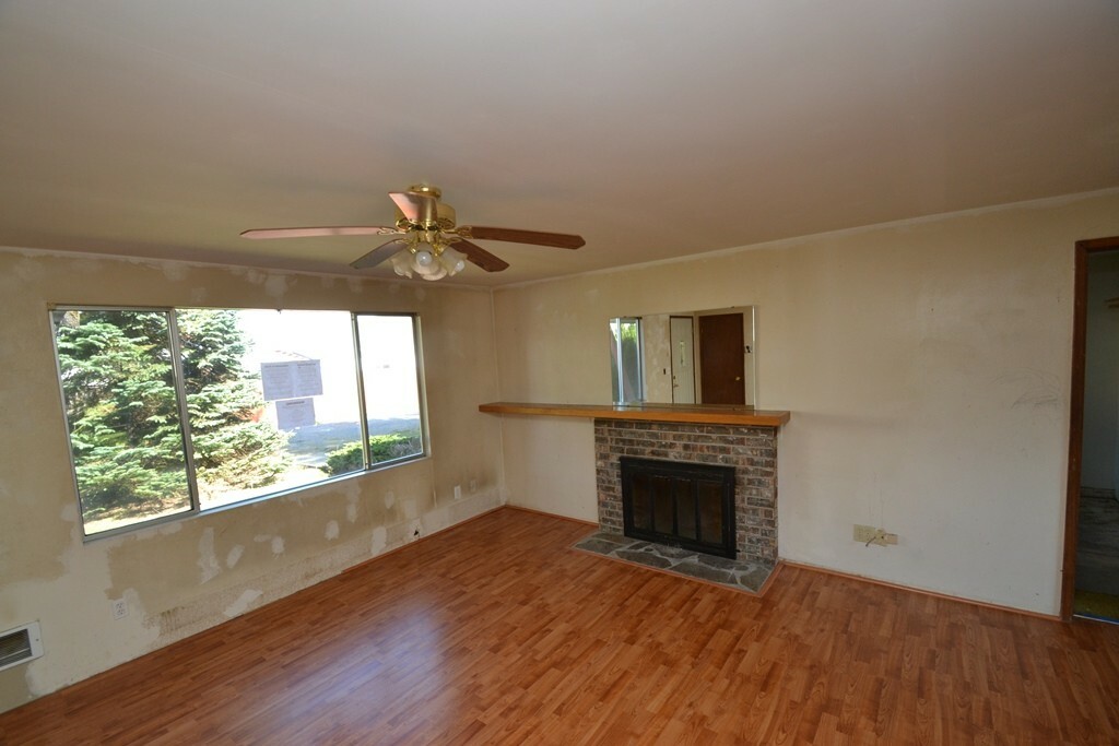 Property Photo:  9516 Holly Dr  WA 98204 