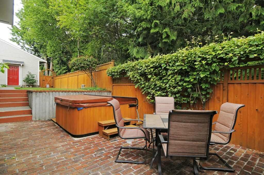 Property Photo: 902 NE 165th St WA 98155