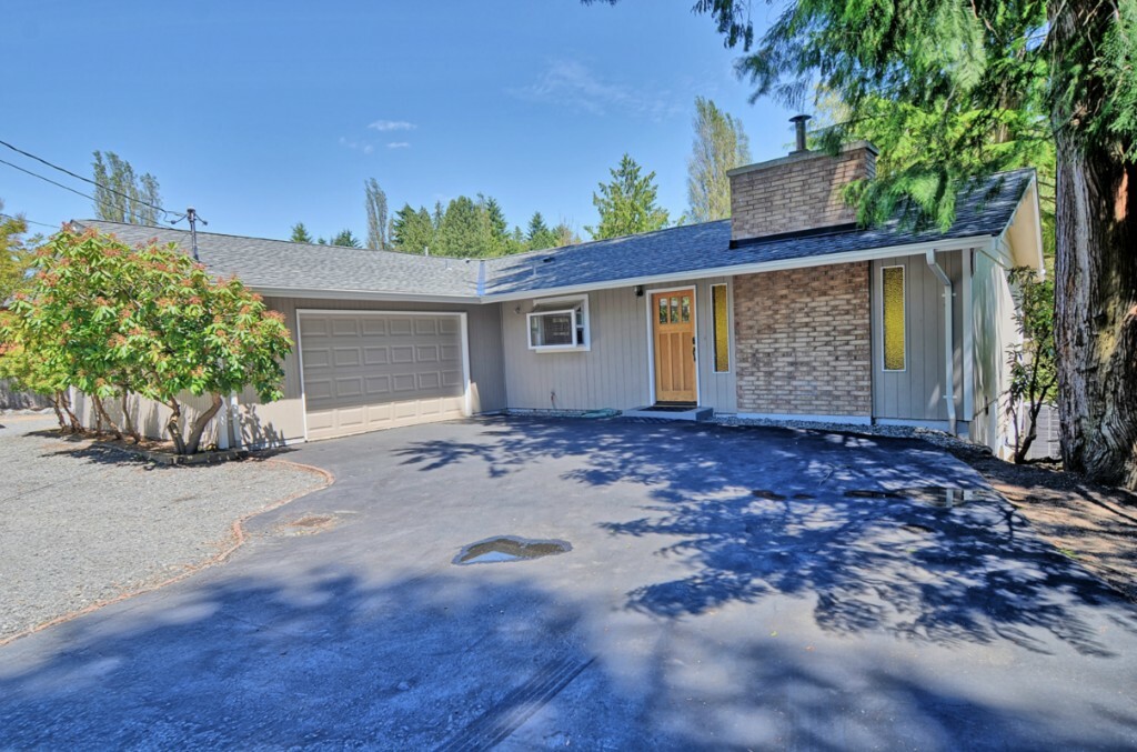 Property Photo:  3048 NE 203rd St  WA 98155 