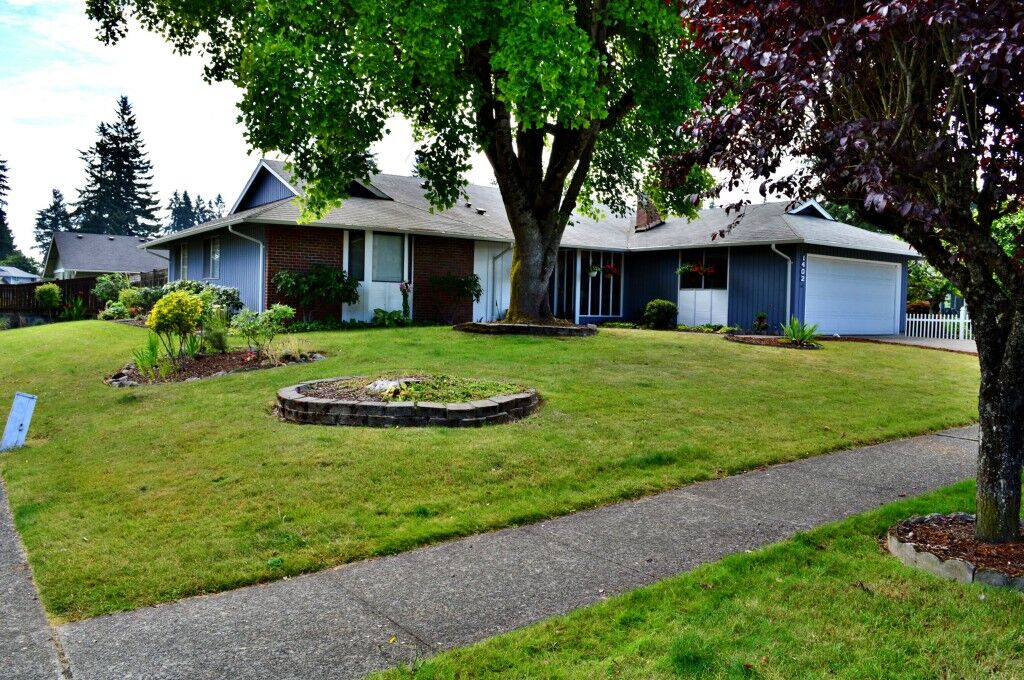 Property Photo: 1402 Elm St SE WA 98092