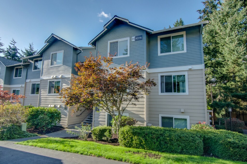 Property Photo: 4316 W Lake Sammamish Pkwy SE H103 WA 98027