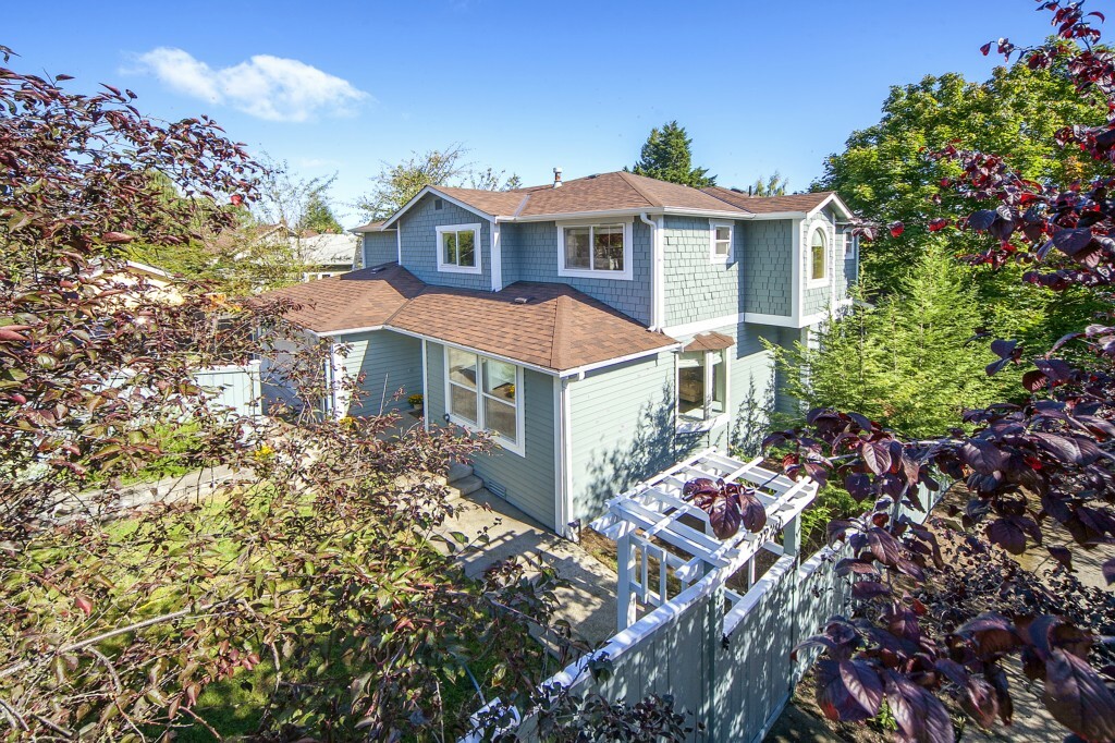 Property Photo: 2220 E Aloha St WA 98112