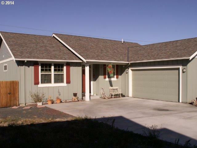 Property Photo:  900 Falcon Ct  OR 97031 