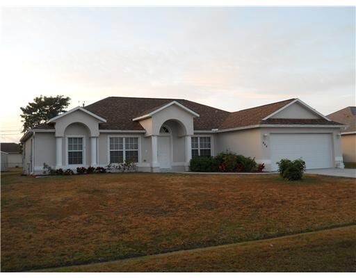 Property Photo: 944 SW McHord Avenue FL 34953