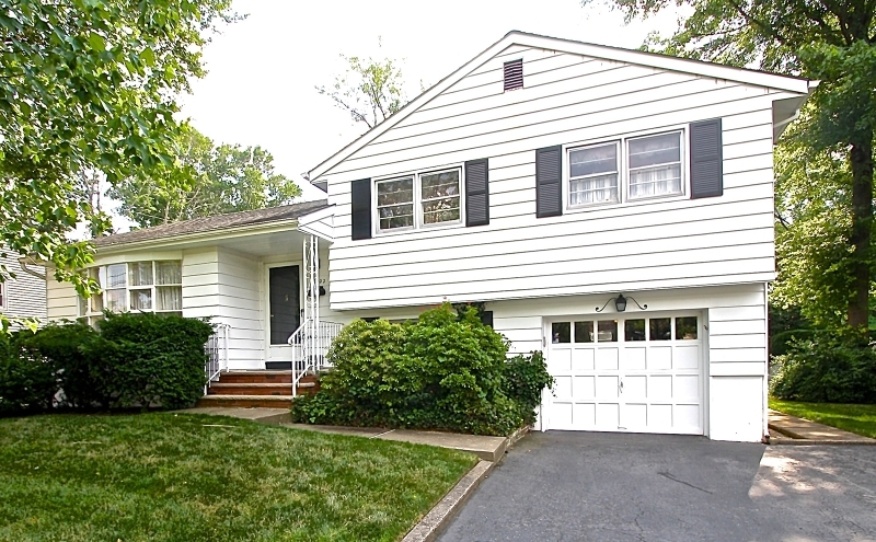 Property Photo:  16 Mandon Pl,  NJ 07410 