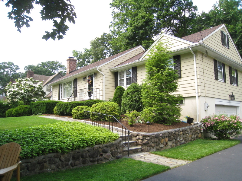 Property Photo:  429 Colwell Ct  NJ 07450 