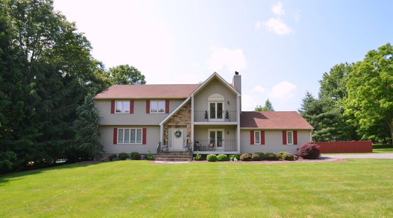 Property Photo:  2 Twin Oaks Ln  NJ 08801 