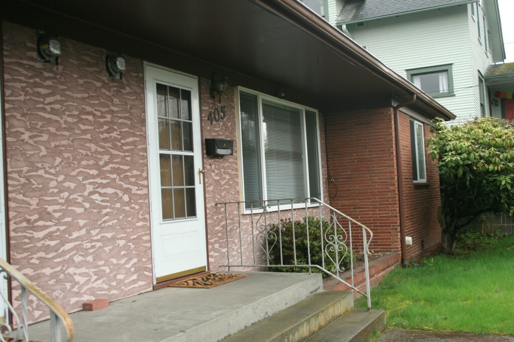 Property Photo:  405 W McGraw St  WA 98119 