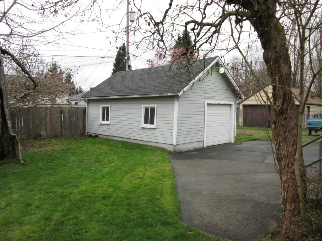 Property Photo:  315 4th St NE  WA 98002 