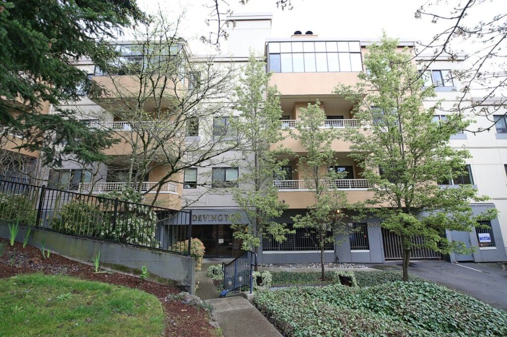 Property Photo:  7600 SE 29th St 401  WA 98040 