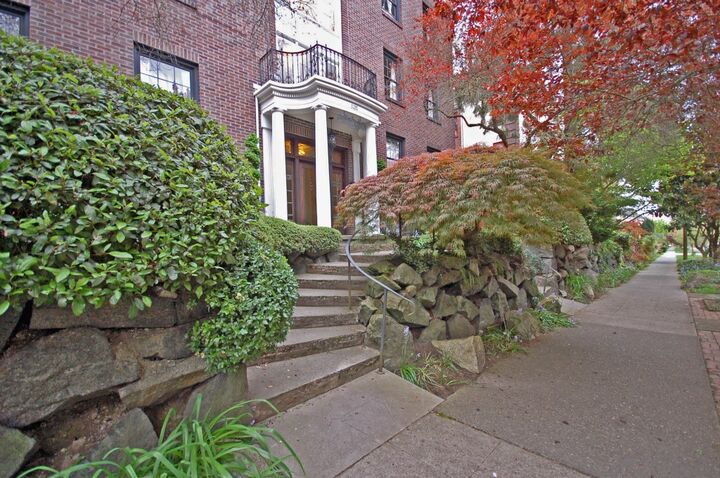 Property Photo:  1120 17th Ave B  WA 98122 