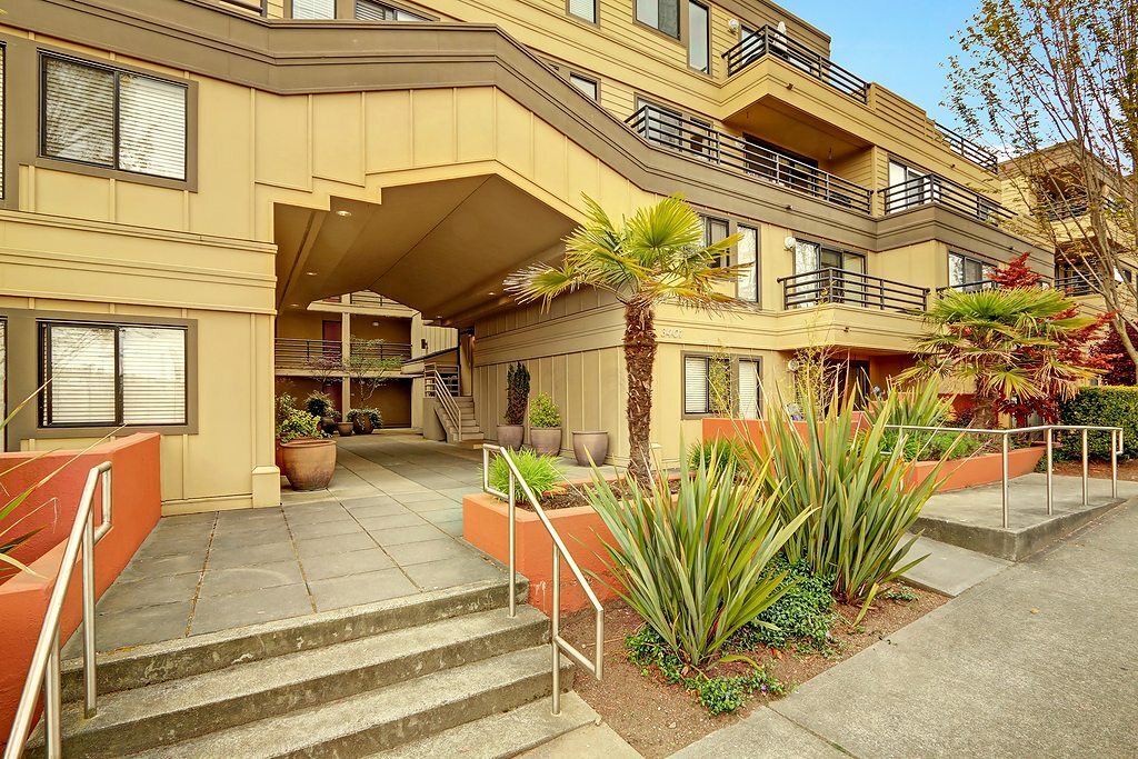 Property Photo: 3401 Wallingford Ave N 401 WA 98103