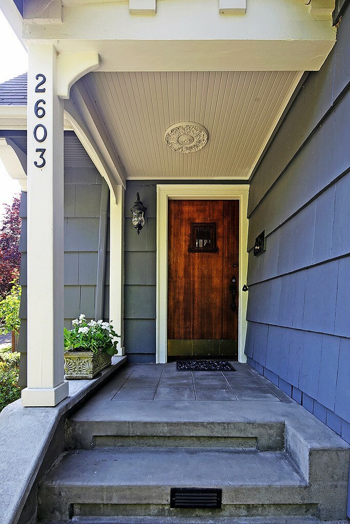 Property Photo:  2603 Lake Washington Blvd E  WA 98112 