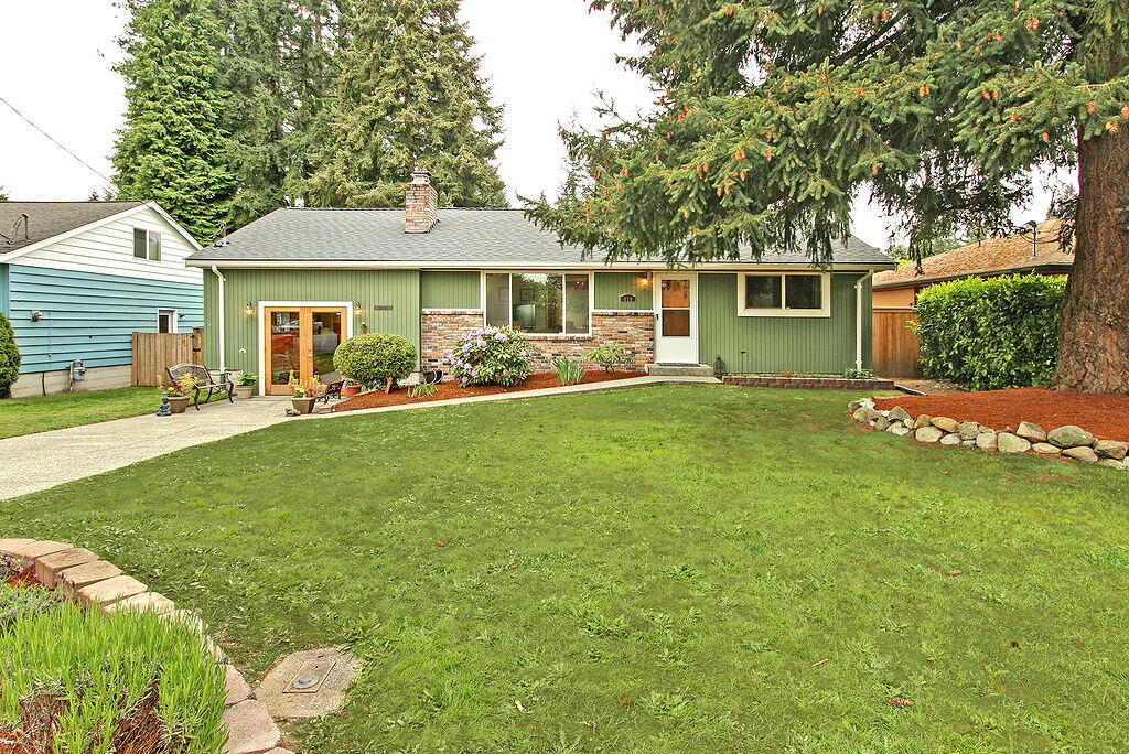Property Photo: 819 NE 180th St WA 98155