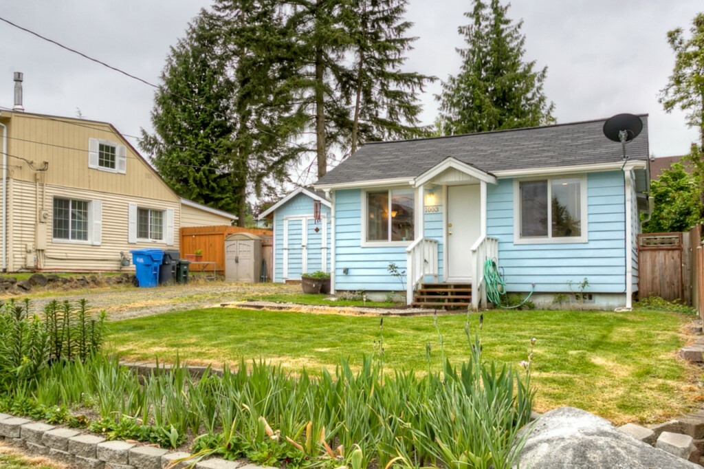 Property Photo:  1003 Maine St  WA 98354 