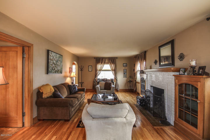 Property Photo: 924 Highland Dr WA 98801