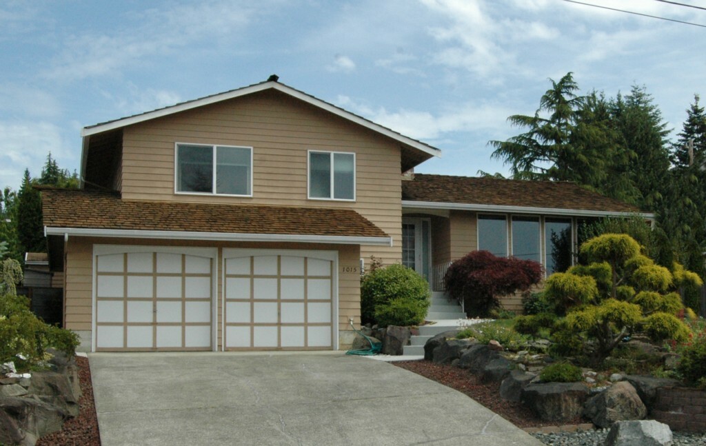 Property Photo:  1015 8th Ave S  WA 98020 