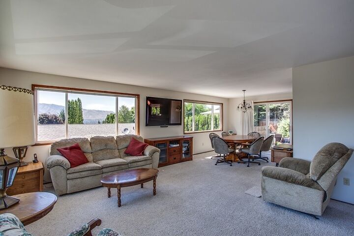 Property Photo:  1719 NE 7th St  WA 98802 