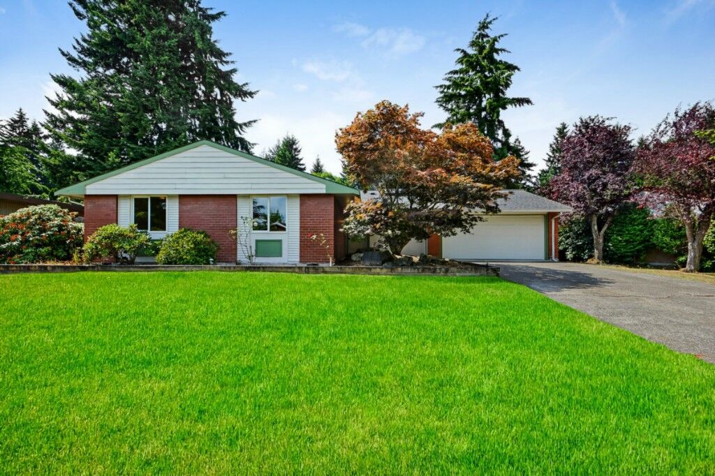 Property Photo:  821 171st Place NE  WA 98008 