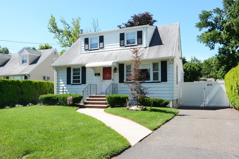 Property Photo:  20 Jensen Ln  NJ 07083 