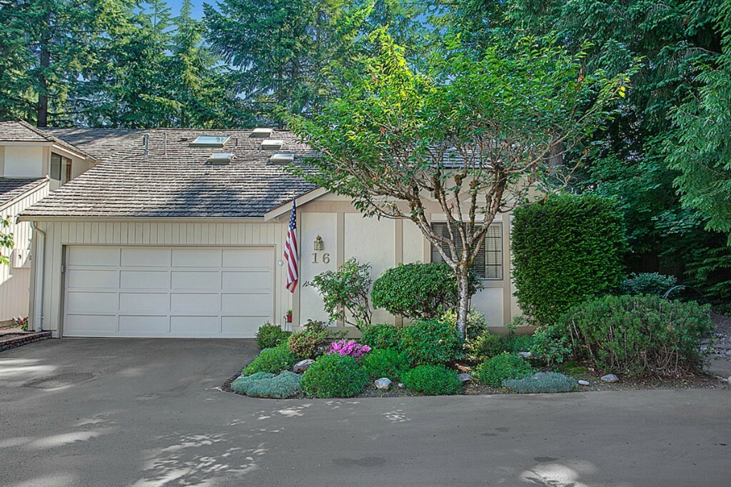 Property Photo:  1805 Village Green Dr 16  WA 98012 