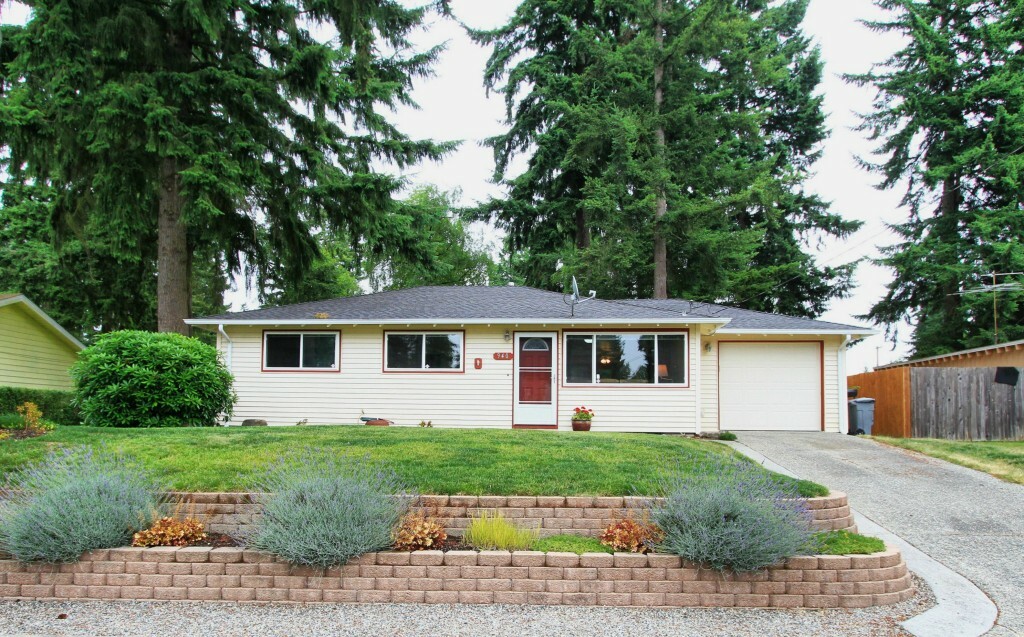 Property Photo:  940 167th Ave NE  WA 98008 