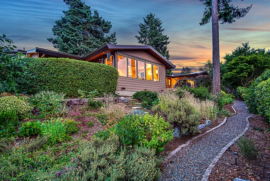 Property Photo: 9617 NE 28th St WA 98004