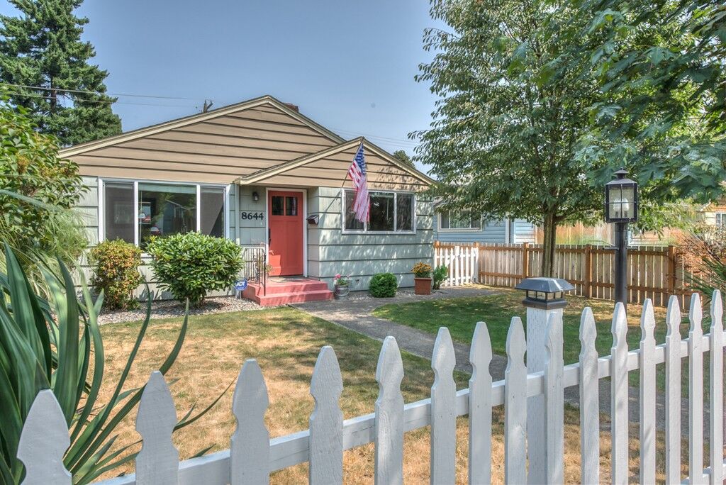 Property Photo: 8644 17th Avenue SW WA 98106