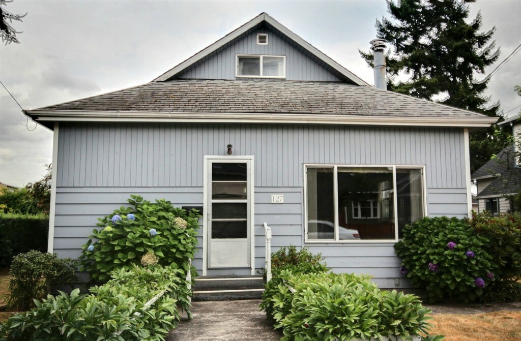 Property Photo:  127 Pelly Ave N  WA 98057 