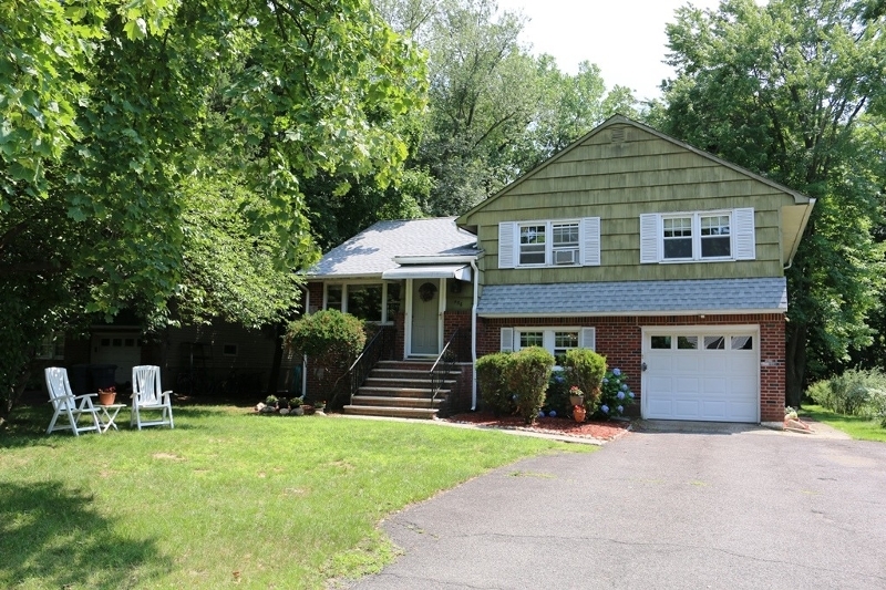 Property Photo:  456 Albin Ct  NJ 07450 